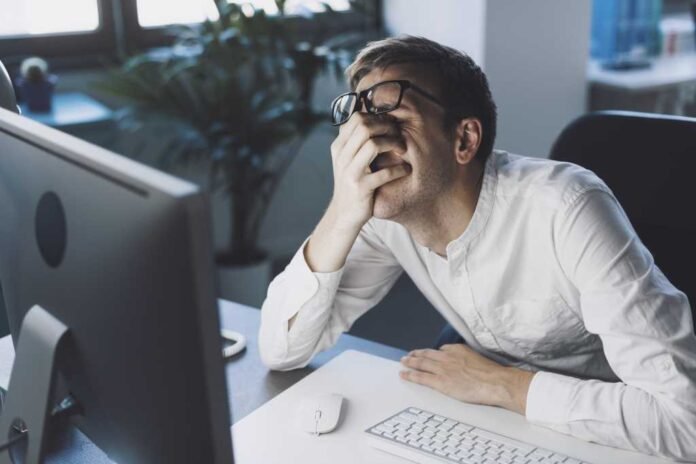 frustration, man vid dator